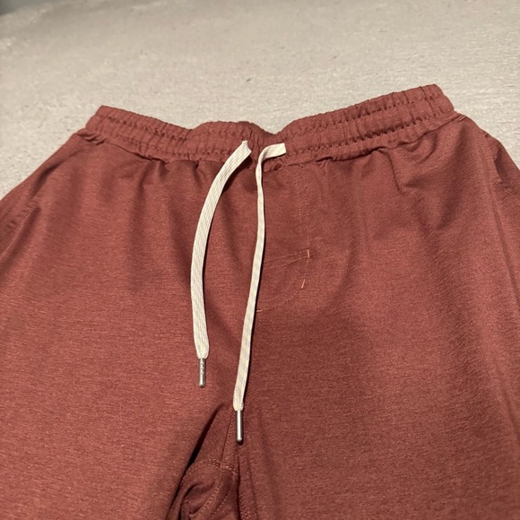 Vuori Sunday Performance Jogger V416 Size Small  29” Color Burgundy/Red - Picture 4 of 13